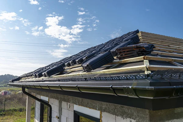 Dachkeramikziegel Paketen Auf Dem Dach Auf Dachlatten Angeordnet Vorbereitung Für — Stockfoto