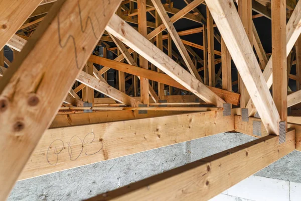 Trusses Techo Cubiertos Con Una Membrana Una Casa Unifamiliar Construcción —  Fotos de Stock