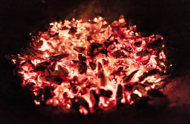 Geceleri yanan bir odun ateşinin közleri.