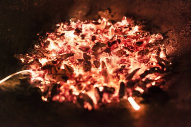 Geceleri yanan bir odun ateşinin közleri.