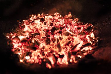 Geceleri yanan bir odun ateşinin közleri.