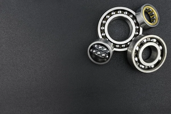 Top, sol tarafında kopya alanı olan siyah bir arkaplanda, yukarıdan düz görünüm ile yatar..