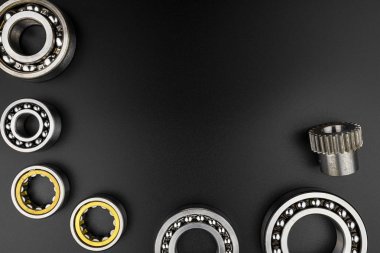 Siyah zemin üzerinde duran top yatağı ortadaki kopya alanı, yukarıdan düz görünüm.