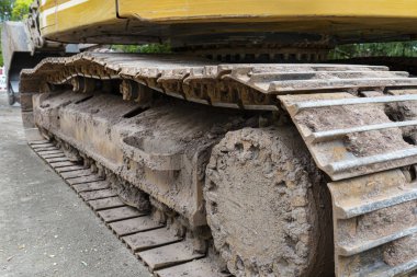 Büyük bir kazıcının metal pist sürücüsü, yakından görülebilir..