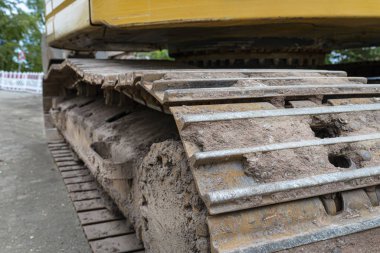 Büyük bir kazıcının metal pist sürücüsü, yakından görülebilir..