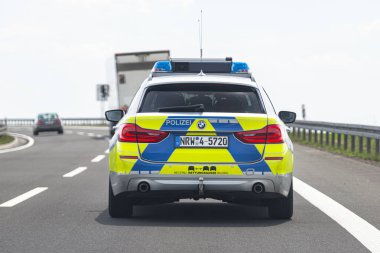 Bonn, Almanya 23 Mayıs 2019. Alman polis arabası Bmw otoyolda, dikiz aynasından gidiyor..
