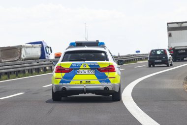 Bonn, Almanya 23 Mayıs 2019. Alman polis arabası Bmw otoyolda, dikiz aynasından gidiyor..