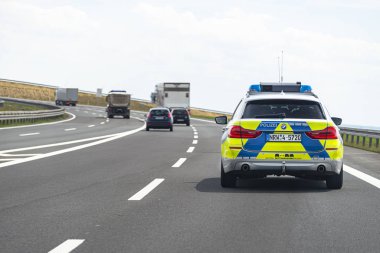 Bonn, Almanya 23 Mayıs 2019. Alman polis arabası Bmw otoyolda, dikiz aynasından gidiyor..