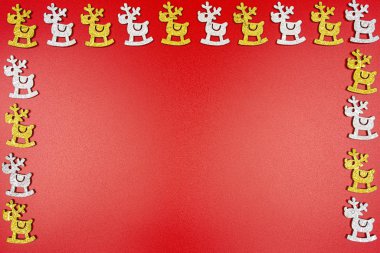 Ren geyiğinin arka planı üst ve yan sıralarda dizilmiş, kırmızı arkaplanda izole edilmiş..