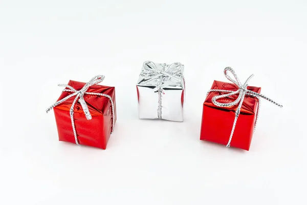 Макро Зображення Двох Червоних Одного Срібла Блискуче Загорнутий Подарунок Бантом — стокове фото