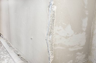 Alçılı duvarların hasarlı köşeleri, görünür alüminyum köşeler..