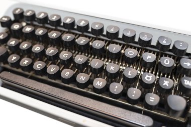 Klasik, Almanca klavye düzeni olan beyaz daktilo, kırpma yolu olan beyaz bir arkaplanda izole edilmiş..