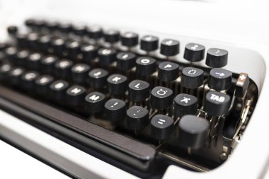 Klasik, Almanca klavye düzeni olan beyaz daktilo, kırpma yolu olan beyaz bir arkaplanda izole edilmiş..