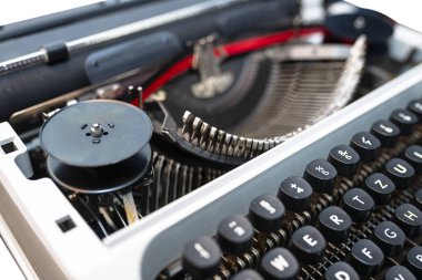 Klasik, Almanca klavye düzeni olan beyaz daktilo, kırpma yolu olan beyaz bir arkaplanda izole edilmiş..