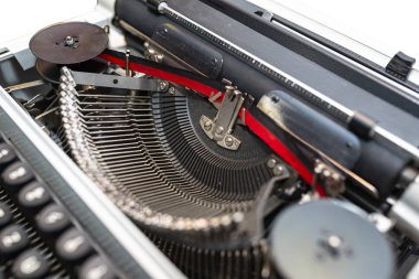 Klasik, Almanca klavye düzeni olan beyaz daktilo, kırpma yolu olan beyaz bir arkaplanda izole edilmiş..