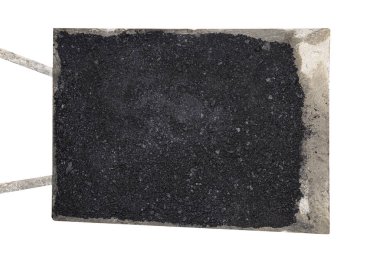 El arabası kömürle dolu, yukarıdan görünüyor, kesme yolu olan beyaz bir arkaplanda izole edilmiş..