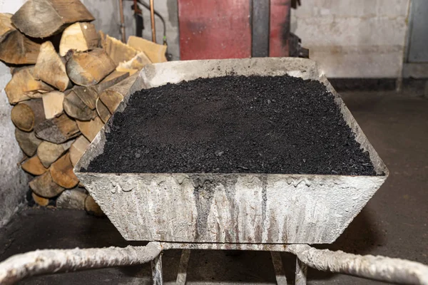 Carretilla Cargada Con Carbón Pie Sala Calderas Junto Horno Leña —  Fotos de Stock