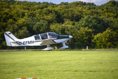 Wershofen, Almanya 3 Eylül 2017. Batı Almanya 'daki hava gösterisinde tek pervaneli ve dört koltuklu beyaz bir uçak. Kalkış sırasında uçak fotoğrafı..