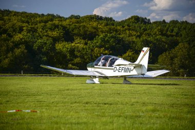 Wershofen, Almanya 3 Eylül 2017. Batı Almanya 'daki hava gösterisinde tek pervaneli ve dört koltuklu beyaz hafif uçak..