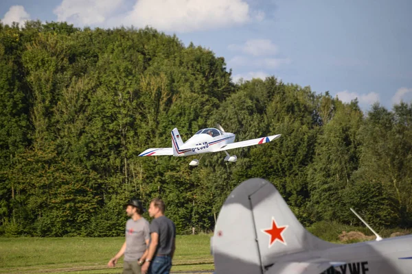 ドイツ 2017年9月3日 ドイツ西部の航空ショーで1機のプロペラと4席の白い軽飛行機 離陸時の飛行機写真 — ストック写真