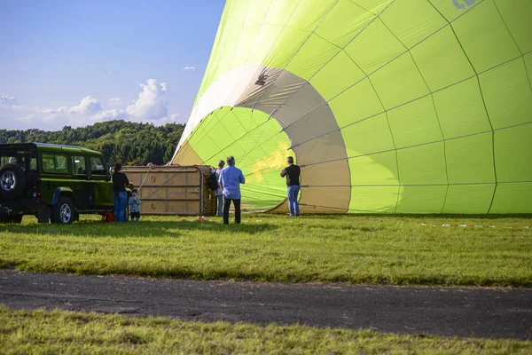 Wershofen Niemcy Wrzesień 2017 Przygotowanie Zielonego Balonu Gorące Powietrze Lotu — Zdjęcie stockowe