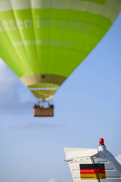 Wershofen Alemanha Setembro 2017 Balão Quente Voador Verde Borrado Fundo — Fotografia de Stock