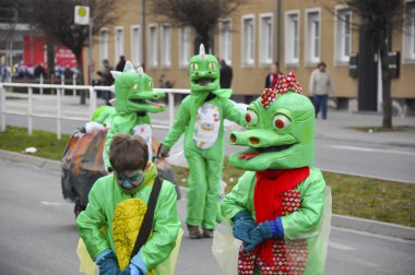 Neuwied, Almanya 11 Şubat 2013. Yıllık Alman karnavalı Rosenmontag (İngilizce: Rose Monday), Paskalya Perhizi 'nin başlangıcı olan Kül Çarşambası' ndan önce Pazartesi günü Shrove 'da gerçekleşiyor. Tören katılımcıları çeşitli renkli kostümler giydiler..