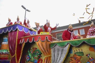 Neuwied, Almanya 11 Şubat 2013. Yıllık Alman karnavalı Rosenmontag (İngilizce: Rose Monday), Paskalya Perhizi 'nin başlangıcı olan Kül Çarşambası' ndan önce Pazartesi günü Shrove 'da gerçekleşiyor. Tören katılımcıları çeşitli renkli kostümler giydiler..