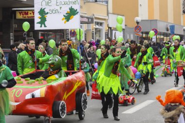 Neuwied, Almanya 11 Şubat 2013. Yıllık Alman karnavalı Rosenmontag (İngilizce: Rose Monday), Paskalya Perhizi 'nin başlangıcı olan Kül Çarşambası' ndan önce Pazartesi günü Shrove 'da gerçekleşiyor. Tören katılımcıları çeşitli renkli kostümler giydiler..