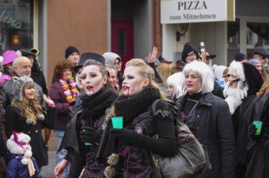 Neuwied, Almanya 11 Şubat 2013. Yıllık Alman karnavalı Rosenmontag (İngilizce: Rose Monday), Paskalya Perhizi 'nin başlangıcı olan Kül Çarşambası' ndan önce Pazartesi günü Shrove 'da gerçekleşiyor. Tören katılımcıları çeşitli renkli kostümler giydiler..