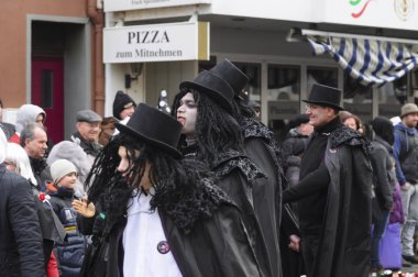 Neuwied, Almanya 11 Şubat 2013. Yıllık Alman karnavalı Rosenmontag (İngilizce: Rose Monday), Paskalya Perhizi 'nin başlangıcı olan Kül Çarşambası' ndan önce Pazartesi günü Shrove 'da gerçekleşiyor. Tören katılımcıları çeşitli renkli kostümler giydiler..