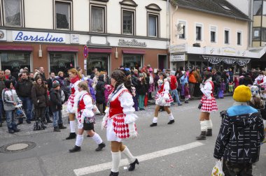 Neuwied, Almanya 11 Şubat 2013. Yıllık Alman karnavalı Rosenmontag (İngilizce: Rose Monday), Paskalya Perhizi 'nin başlangıcı olan Kül Çarşambası' ndan önce Pazartesi günü Shrove 'da gerçekleşiyor. Tören katılımcıları çeşitli renkli kostümler giydiler..