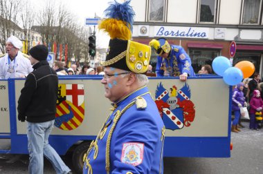 Neuwied, Almanya 11 Şubat 2013. Yıllık Alman karnavalı Rosenmontag (İngilizce: Rose Monday), Paskalya Perhizi 'nin başlangıcı olan Kül Çarşambası' ndan önce Pazartesi günü Shrove 'da gerçekleşiyor. Tören katılımcıları çeşitli renkli kostümler giydiler..