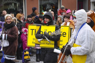 Neuwied, Almanya 11 Şubat 2013. Yıllık Alman karnavalı Rosenmontag (İngilizce: Rose Monday), Paskalya Perhizi 'nin başlangıcı olan Kül Çarşambası' ndan önce Pazartesi günü Shrove 'da gerçekleşiyor. Tören katılımcıları çeşitli renkli kostümler giydiler..