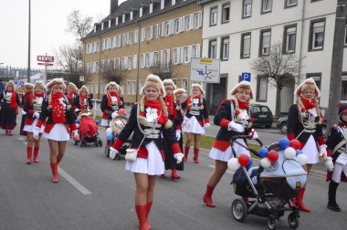 Neuwied, Almanya 11 Şubat 2013. Yıllık Alman karnavalı Rosenmontag (İngilizce: Rose Monday), Paskalya Perhizi 'nin başlangıcı olan Kül Çarşambası' ndan önce Pazartesi günü Shrove 'da gerçekleşiyor. Tören katılımcıları çeşitli renkli kostümler giydiler..
