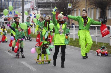 Neuwied, Almanya 11 Şubat 2013. Yıllık Alman karnavalı Rosenmontag (İngilizce: Rose Monday), Paskalya Perhizi 'nin başlangıcı olan Kül Çarşambası' ndan önce Pazartesi günü Shrove 'da gerçekleşiyor. Tören katılımcıları çeşitli renkli kostümler giydiler..