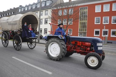 Neuwied, Almanya 11 Şubat 2013. Yıllık Alman karnavalı Rosenmontag (İngilizce: Rose Monday), Paskalya Perhizi 'nin başlangıcı olan Kül Çarşambası' ndan önce Pazartesi günü Shrove 'da gerçekleşiyor. Tören katılımcıları çeşitli renkli kostümler giydiler..