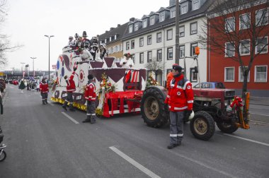 Neuwied, Almanya 11 Şubat 2013. Yıllık Alman karnavalı Rosenmontag (İngilizce: Rose Monday), Paskalya Perhizi 'nin başlangıcı olan Kül Çarşambası' ndan önce Pazartesi günü Shrove 'da gerçekleşiyor. Tören katılımcıları çeşitli renkli kostümler giydiler..