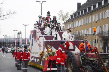Neuwied, Almanya 11 Şubat 2013. Yıllık Alman karnavalı Rosenmontag (İngilizce: Rose Monday), Paskalya Perhizi 'nin başlangıcı olan Kül Çarşambası' ndan önce Pazartesi günü Shrove 'da gerçekleşiyor. Tören katılımcıları çeşitli renkli kostümler giydiler..