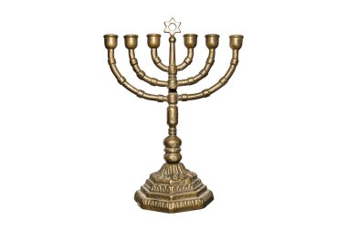 Hanuka Festivali 'nde kullanılan yedi uçlu Yahudi şamdanı kesme yolu olan beyaz bir arka planda izole edilmiş..