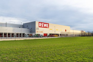 Koblenz, Almanya 16 Şubat 2020. Batı Almanya 'da Koblenz' deki Rewe marketinin dağıtım merkezi ve deposu. Geniş Rewe logolu görülebilir dergi.