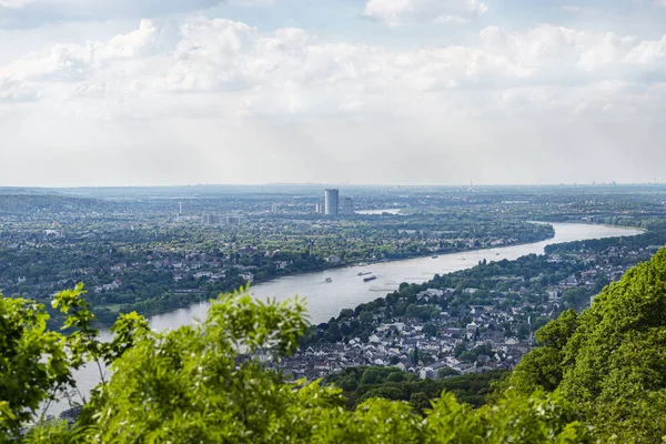 Batı Almanya Rhein Nehri Bulutlarla Gökyüzüne Karşı Şehir Boyunca Akar — Stok fotoğraf