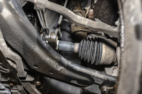 Mecánico De Coche Que Sostiene Un Filtro De Combustible Usado En El Coche  De Fondo En Un Ascensor En Un Taller De Coches. Foto de archivo - Imagen de  tenencia, parte: 174875520