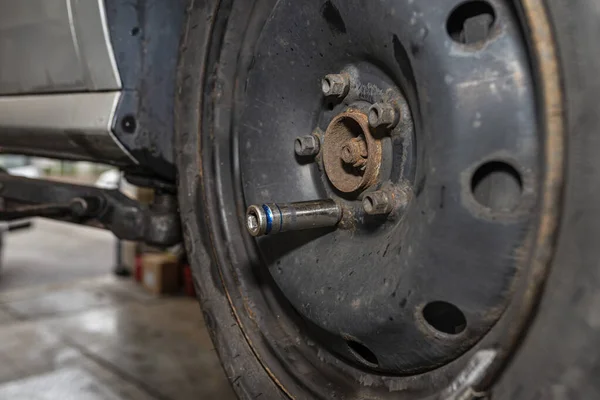 Mecánico Del Coche Inserta Los Pernos Que Sujetan Rueda Acero — Foto de Stock