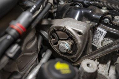 Kullanılmış bir dizel arabanın üst kısmındaki motorun lastiği çatlamış..