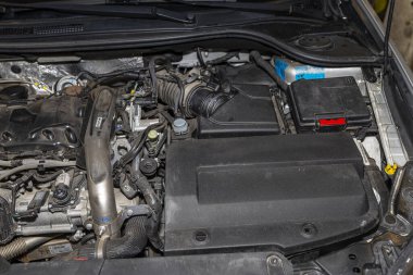 Bonn, Almanya 3 Mart 2020. Renault Laguna 3 'ün kompartımanı Grandtour yolcu vagonunda. 150 beygir gücünde dizel motor, motor kapasitesi 2.0 l görülebilir motor parçaları, sıvılar ve elektrik kabloları..