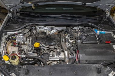Bonn, Almanya 3 Mart 2020. Renault Laguna 3 'ün kompartımanı Grandtour yolcu vagonunda. 150 beygir gücünde dizel motor, motor kapasitesi 2.0 l görülebilir motor parçaları, sıvılar ve elektrik kabloları..