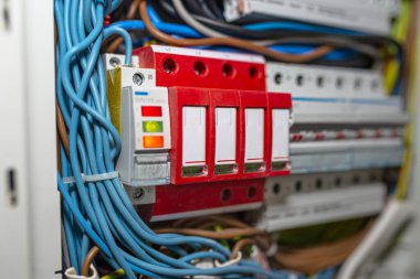 Elektrik akımları ve fırtına koruması sırasında binadaki elektrik sistemini korumak için kullanılan dalga durdurucu..