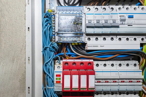 Elektrik akımları, fırtına koruması ve üç aşamalı fünye sırasında binadaki elektrik sistemini korumak için kullanılan dalga durdurucu..