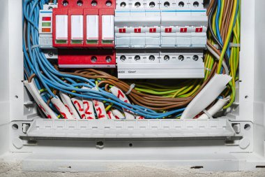 ON pozisyonunda üç aşamalı fünye ve elektrik akımları ve fırtına koruması sırasında binadaki elektrik sistemini korumak için kullanılan akım durdurucu..